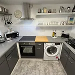 Modern Bright Flat Near Little Venice