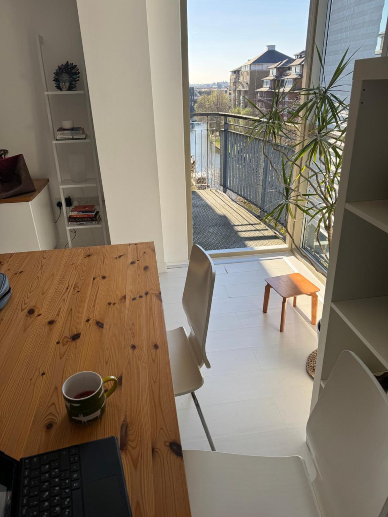 Modern Bright Flat Near Little Venice Londra